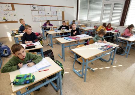 UČENCI V OŠ CERKNICA 05 FOTO LJUBO VUKELIČ